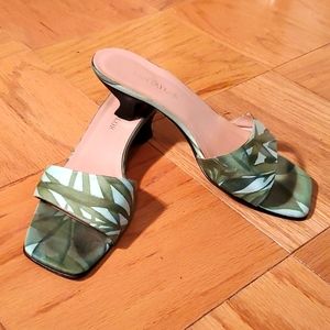 Ann Taylor leaf print slides size 9